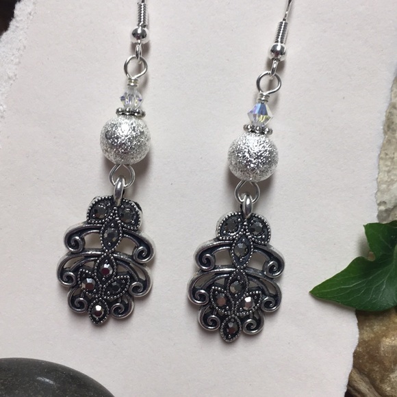 Black rhinestone & silver stardust long earrings - Picture 3 of 8